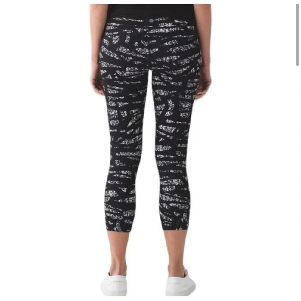 Lululemon Wunder Under Crops Graf Black & White sz 6